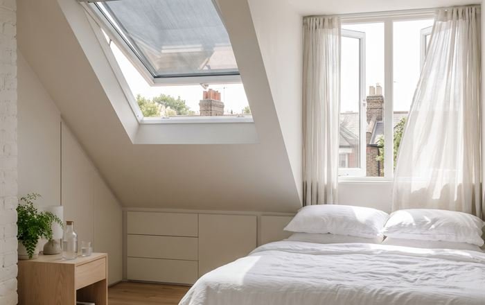 Illustration: a loft bedroom with a roof window, shaded in summer.